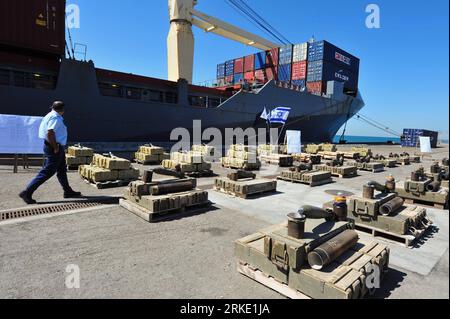 Bildnummer: 55035190 Datum: 16.03.2011 Copyright: imago/Xinhua (110316)--ASHDOD(ISRAELE), 16 marzo 2011 (Xinhua)-- le forze di difesa israeliane presentano le armi trovate a bordo della nave sequestrata che trasportava armi avanzate compresi missili anti-nave diretti a Gaza ad Ashdod, Israele, il 16 marzo 2011. La Marina israeliana ha attraccato la nave nel porto di Ashdod mercoledì mattina presto. A bordo sono stati trovati anche 2.400 proiettili mortai e 14.000 proiettili per fucili Kalashnikov. (Xinhua/Rafael Ben-Ari) MIDEAST-ISRAEL-SHIP-ARMS PUBLICATIONxNOTxINxCHN Objekte Frachter Frachtschiff Schifffahrt Gesellschaft Mili Foto Stock