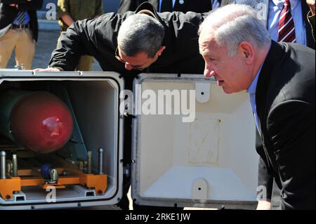 Bildnummer: 55035202 Datum: 16.03.2011 Copyright: imago/Xinhua (110316)--ASHDOD (ISRAELE), 16 marzo 2011 (Xinhua)-- il primo ministro israeliano Benjamin Netanyahu (R) ispeziona le armi trovate a bordo della nave sequestrata che trasportava armi avanzate compresi missili anti-nave diretti a Gaza ad Ashdod, Israele, il 16 marzo 2011. La Marina israeliana ha attraccato la nave nel porto di Ashdod mercoledì mattina presto. A bordo sono stati trovati anche 2.400 proiettili mortai e 14.000 proiettili per fucili Kalashnikov. (Xinhua/Rafael Ben-Ari) MIDEAST-ISRAEL-SHIP-ARMS PUBLICATIONxNOTxINxCHN People Politik Gesellschaft Militär KB Foto Stock
