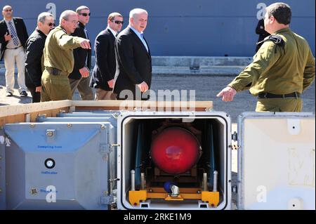 Bildnummer: 55035201 Datum: 16.03.2011 Copyright: imago/Xinhua (110316)--ASHDOD (ISRAELE), 16 marzo 2011 (Xinhua)-- il primo ministro israeliano Benjamin Netanyahu (2nd R) ispeziona le armi trovate a bordo della nave sequestrata che trasportava armi avanzate, compresi missili anti-nave diretti a Gaza ad Ashdod, Israele, il 16 marzo 2011. La Marina israeliana ha attraccato la nave nel porto di Ashdod mercoledì mattina presto. A bordo sono stati trovati anche 2.400 proiettili mortai e 14.000 proiettili per fucili Kalashnikov. (Xinhua/Rafael Ben-Ari) MIDEAST-ISRAEL-SHIP-ARMS PUBLICATIONxNOTxINxCHN People Politik Gesellschaft MIL Foto Stock