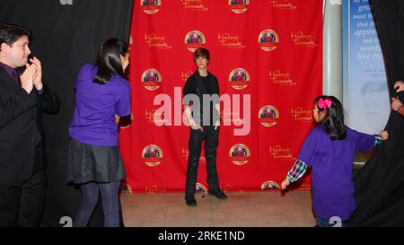 Bildnummer: 55035195 Datum: 15.03.2011 Copyright: imago/Xinhua (110316) -- NEW YORK, 16 marzo 2011 (Xinhua) -- i fan aiutano a svelare la figura di cera di Justin Bieber al Madame Tussauds di New York, Stati Uniti, 15 marzo 2011. Posto in posizione eretta con le mani infilate in modo insolito nelle tasche, la figura di Bieber fu svelata al Madame Tussauds di New York martedì. Due ulteriori statue di cera di Bieber saranno lanciate contemporaneamente presso le attrazioni di Madame Tussauds a Londra e Amsterdam. (Xinhua/Wu Kaixiang) (msq) U.S.-MADAME TUSSAUDS-JUSTIN BIEBER-CERA FIGURA PUBLICATIONxNOTxINxCH Foto Stock