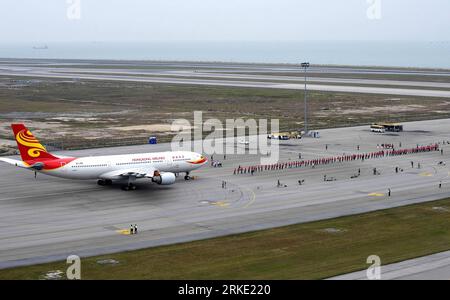 Bildnummer: 55038457 Datum: 17.03.2011 Copyright: imago/Xinhua (110317) -- HONG KONG, 17 marzo 2011 (Xinhua) -- un Airbus A330 è visto essere trainato dai partecipanti all'Aeroporto Internazionale di Hong Kong nel sud della Cina a Hong Kong, 17 marzo 2011. L'evento Aircraft Pull è uno di una serie di eventi celebrativi per celebrare il 100 ° anniversario dello sviluppo dell'aviazione a Hong Kong. Nel 1911, un aviatore pioniere belga, Charles Van den Born, arrivò ad Hong Kong con tre biplani Henry Farman. Volò dalla spiaggia di Sha Tin il 18 marzo 1911, segnando il primo volo a motore mai effettuato ad Hon Foto Stock