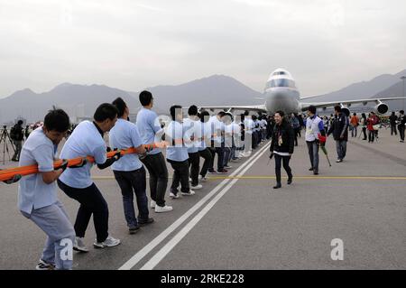 Bildnummer: 55038458 Datum: 17.03.2011 Copyright: imago/Xinhua (110317) -- HONG KONG, 17 marzo 2011 (Xinhua) -- i partecipanti si riuniscono per tirare un Boeing 737 all'aeroporto internazionale di Hong Kong nel sud della Cina a Hong Kong, 17 marzo 2011. L'evento Aircraft Pull è uno di una serie di eventi celebrativi per celebrare il 100 ° anniversario dello sviluppo dell'aviazione a Hong Kong. Nel 1911, un aviatore pioniere belga, Charles Van den Born, arrivò ad Hong Kong con tre biplani Henry Farman. Volò dalla spiaggia di Sha Tin il 18 marzo 1911, segnando il primo volo a motore mai effettuato a Hong Foto Stock