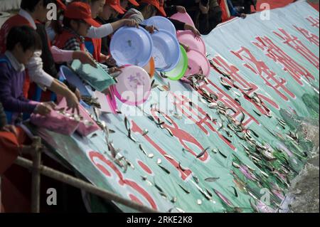 Bildnummer: 55042090  Datum: 18.03.2011  Copyright: imago/Xinhua (110318) -- HONGZE, March 18, 2011 (Xinhua) -- release fish fry at the Hongze Lake Bay in Hongze County, east China s Jiangsu Province, March 18, 2011. A fish fry releasing festival started at the bay Friday. A total of 220,000 fish fry were released into the lake. (Xinhua/Zhang Jian) (mcg) CHINA-JIANGSU-HONGZE LAKE-FRY-RELEASE (CN) PUBLICATIONxNOTxINxCHN Gesellschaft kbdig xsk 2011 quer o0 Fische Freilassung aussetzen See    Bildnummer 55042090 Date 18 03 2011 Copyright Imago XINHUA  Hongze March 18 2011 XINHUA Release Fish Fry Stock Photo