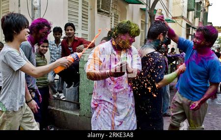 Bildnummer: 55045467 Datum: 19.03.2011 Copyright: imago/Xinhua (110319) -- CALCUTTA, 19 marzo 2011 (Xinhua) -- i giovani indiani si macchiano a vicenda di polvere colorata e acqua mentre celebrano Holi, il festival dei colori, a Calcutta, India, 19 marzo 2011. Holi, il festival dei colori viene celebrato ogni anno dagli indù in tutti gli stati indiani per accogliere l'avvento della Primavera. (Xinhua/Tumpa Mondal) (zf) INDIA-CALCUTTA-HOLI FESTIVAL-CELEBRATION PUBLICATIONxNOTxINxCHN Gesellschaft Land Leute Tradition kbdig xkg 2011 quer o0 Farbe Fest Bildnummer 55045467 Date 19 03 2011 Copyright IM Foto Stock