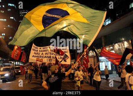 Bildnummer: 55047265  Datum: 18.03.2011  Copyright: imago/Xinhua (110319) -- RIO DE JANEIRO, March 19, 2011 (Xinhua) -- A man waves a Brazilian national flag during a protest against the visit of U.S. President Barack Obama, in Rio de Janeiro, Brazil, on March 18, 2011. U.S. President Obama will arrive in Brazil on Saturday as part of a Latin American tour.  (Xinhua/Agencia Estado)(BRAZIL OUT) (ybg) BRAZIL-RIO DE JANEIRO-PROTEST-OBAMA-VISIT PUBLICATIONxNOTxINxCHN Politik BRA USA Demo Protest Anti Gegner Besuch kbdig xng 2011 quer premiumd o0 Gesellschaft    Bildnummer 55047265 Date 18 03 2011 Stock Photo