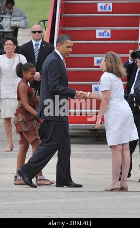 Bildnummer: 55049932 Datum: 21.03.2011 Copyright: imago/Xinhua (110321) -- RIO DE JANEIRO, 21 marzo 2011 (Xinhua) -- il presidente degli Stati Uniti Barack Obama stringe la mano a un funzionario brasiliano prima di imbarcarsi nella base aeronautica di Rio de Janeiro, Brasile, 21 marzo 2011. Obama ha lasciato il Brasile per il Cile lunedì. (Xinhua/Song Weiwei) (lmz) BRASILE-RIO DE JANEIRO-OBAMA-PARTENZA PUBLICATIONxNOTxINxCHN persone Politik premiumd kbdig xsp 2011 hoch Bildnummer 55049932 Data 21 03 2011 Copyright Imago XINHUA Rio de Janeiro 21 marzo 2011 XINHUA presidente degli Stati Uniti Barack Obama Shakes Hands with a Brazilan Offici Foto Stock