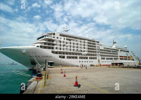 Bildnummer: 55051570 Datum: 21.03.2011 Copyright: imago/Xinhua (110321) - HONG KONG, 21 marzo 2011 (Xinhua) -- la lussuosa nave da crociera Silver Spirit è vista in un molo a Hong Kong, nel sud della Cina, 21 marzo 2011. Una nuova lussuosa nave da crociera di classe mondiale, la nave ammiraglia Silversea Cruises Silver Spirit ha visitato Hong Kong per la prima volta lunedì, come parte della sua crociera mondiale inaugurale di 119 giorni è iniziata a Los Angeles, negli Stati Uniti. (Xinhua/Yao Hongliang) (wyo) CINA-HONG KONG-NAVE DA CROCIERA-SILVER SPIRIT-VISIT (CN) PUBLICATIONxNOTxINxCHN Wirtschaft Tourismus Kreuzfahrtschiff kbdig xkg 2011 quer o0 S. Foto Stock