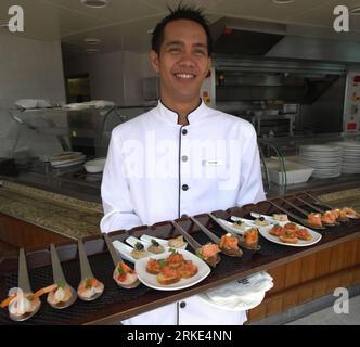 Bildnummer: 55051569 Datum: 21.03.2011 Copyright: imago/Xinhua (110321) - HONG KONG, 21 marzo 2011 (Xinhua) - Un membro dello staff mostra il cibo per i passeggeri sulla lussuosa nave da crociera Silver Spirit a Hong Kong, Cina meridionale, 21 marzo 2011. Una nuova lussuosa nave da crociera di classe mondiale, la nave ammiraglia Silversea Cruises Silver Spirit ha visitato Hong Kong per la prima volta lunedì, come parte della sua crociera mondiale inaugurale di 119 giorni è iniziata a Los Angeles, negli Stati Uniti. (Xinhua/Yao Hongliang) (wyo) CINA-HONG KONG-NAVE DA CROCIERA-SILVER SPIRIT-VISIT (CN) PUBLICATIONxNOTxINxCHN Wirtschaft Tourismus Kreuzfahrts Foto Stock