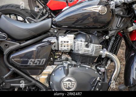 Annecy , Francia - 07 21 2023 : Royal Enfield super meteor 650 moto serbatoio carburante nero con emblema argento di moto d'epoca indiana Foto Stock