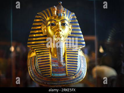 (110322) -- CAIRO, 22 marzo 2011 (Xinhua) -- foto scattata il 22 marzo 2011 mostra la maschera della mummia di Tutankhamon al Museo Egizio, in Piazza Tahrir nel centro del Cairo, capitale dell'Egitto. Il Museo di antichità egizie, noto comunemente come Museo Egizio, ospita una vasta collezione di antichità egizie antiche. Decine di antichi manufatti egiziani sono stati rubati . Fortunatamente, alcuni di loro sono stati recuperati. Ora il numero di turisti che visitano il museo è rimbalzato dopo i tumulti in Egitto. (Xinhua/Cai Yang ) (wjd) EGITTO-CAIRO-MUSEO EGIZIO-TURISMO PUBLICATIONxNOTxINxCHN Foto Stock