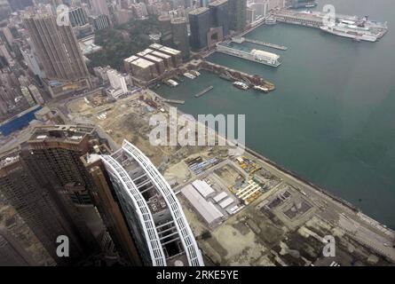 Bildnummer: 55056005 Datum: 23.03.2011 Copyright: imago/Xinhua HONG KONG, 23 marzo 2011 (Xinhua) -- la foto scattata il 23 marzo 2011 mostra la vista aerea del distretto di West Kowloon di Hong Kong dal punto di osservazione panoramico a 360 gradi, durante un'anteprima media di Sky 100 a Hong Kong, nel sud della Cina. Lo Sky 100, alto 393 metri, che si trova al 100° piano dell'International Commerce Center (ICC), sarà lanciato il 17 aprile. (Xinhua/li Qiuchan)(xzj) CINA-HONG KONG-PANORAMIC VIEW-SKY 100-PREVIEW (CN) PUBLICATIONxNOTxINxCHN Reisen Gesellschaft Hongkong ICC Fotostory Aussicht Aussichtsp Foto Stock