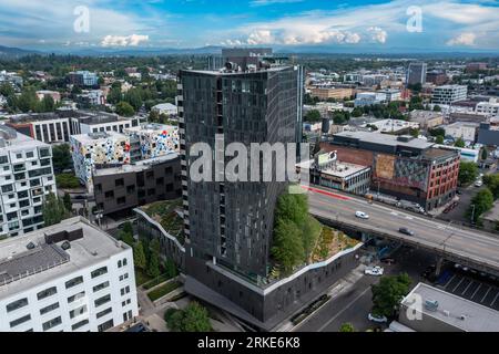 Una vista aerea del lato est di Portland del Willamette River Downtown in una giornata di sole Foto Stock