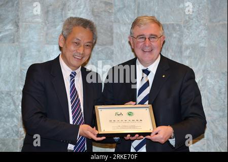 Bildnummer: 55074138 Datum: 25.03.2011 Copyright: imago/Xinhua (110325) -- MELBOURNE , 25 marzo 2011 (Xinhua) -- console generale della Repubblica Popolare Cinese a Melbourne Shi Weiqiang (L) rilascia un certificato di Hanban Chinese Language Material Corner al Vice-Cancelliere del professor ed Byrne della Monash University durante una cerimonia di donazione di libri durante la sua visita al campus Clayton della Monash University a Melbourne, Australia, il 25 marzo, 2011. (Xinhua/Bai Xue) (xhn) AUSTRALIA-MELBOURNE-EDUCATION PUBLICATIONxNOTxINxCHN People Politik kbdig xo0x xsk 2011 quer Bildnummer 55074138 Data 25 03 20 Foto Stock