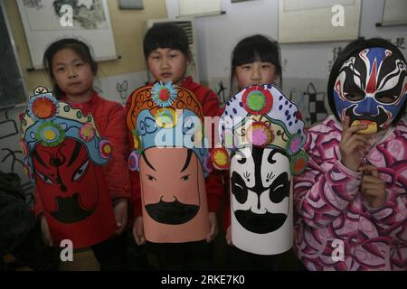 Bildnummer: 55091950  Datum: 26.03.2011  Copyright: imago/Xinhua (110326) -- XIANGYANG, March 26, 2011 (Xinhua) -- Students show the masks with Chinese opera facial paintings they draw in a primary school in Xiangyang, central China s Hubei Province, March 26, 2011. The school Saturday taught students drawing Chinese opera facial paintings to welcome the World Theatre Day which falls on March 27. (Xinhua/Gong Bo) (llp)   CHINA-HUBEI-XIANGYANG-CHILDREN-OPERA FACIAL PAINTING (CN) PUBLICATIONxNOTxINxCHN Kultur Kunst Kunsthandwerk Masken Oper Kinder malen kbdig xdp 2011 quer    Bildnummer 55091950 Stock Photo