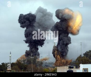 Bildnummer: 55139417 Datum: 29.03.2011 Copyright: imago/Xinhua (110329) -- TRIPOLI, 29 marzo 2011 (Xinhua) -- il fumo pesante sorge sull'area di Tajoura, circa 30 km a est di Tripoli, Libia, dopo un attacco aereo il 29 marzo 2011. (Xinhua/Hamza Turkia) LIBIA-TAJOURA-ATTACCO AEREO PUBLICATIONxNOTxINxCHN Politik Krieg Konflikt Luftkrieg Luftangriff Bombenangriff Unruhen Aufstand Premiumd kbdig xub 2011 quer highlight o0 Rauch, totale Bildnummer 55139417 Data 29 03 2011 Copyright Imago XINHUA Tripoli marzo 29 2011 XINHUA Heavy Smoke sorge sulla zona circa 30 km a est di Tripoli Libia dopo ai Foto Stock