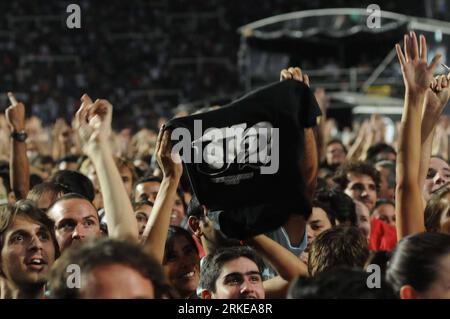 Bildnummer: 55162083 Datum: 31.03.2011 Copyright: imago/Xinhua LA PLATA, 31 marzo 2011 (Xinhua) -- i fan della band irlandese U2 sono visti durante il concerto a la Plata, Argentina, 30 marzo 2011. Il concerto fa parte del tour 360 Degrees della band. (Xinhua) (cl) ARGENTINA-LA PLATA-U2-CONCERTO PUBLICATIONxNOTxINxCHN popolo di Kultur fan Musik Zuschauer kbdig xub 2011 quer Bildnummer 55162083 Date 31 03 2011 Copyright Imago XINHUA la Plata marzo 31 2011 XINHUA sostenitori dell'irlandese Tie U2 are Lakes durante il concerto A la Plata Argentina marzo 30 2011 il concerto È parte del Tour Tie S 360 Degrees Foto Stock