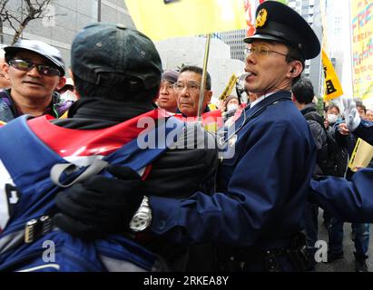 Bildnummer: 55162041  Datum: 31.03.2011  Copyright: imago/Xinhua (110331) -- TOKYO, March 31, 2011 (Xinhua) -- Protesters confront with policemen in front of the head office of Tokyo Electric Power Company, Inc. (TEPCO) during an anti-nuclear march in Tokyo, Japan, March 31, 2011.(Xinhua/Ji Chunpeng) (ypf) JAPAN-TOKYO-PROTEST-ANTI NUCLEAR PUBLICATIONxNOTxINxCHN Gesellschaft JPN Erdbeben Energie Atomenergie Reaktor Kraftwerk Atomreaktor AKW Atomunfall Störfall Gau Nuklearkrise Demo Protest Einheimische xo0x kbdig xub 2011 quer premiumd    Bildnummer 55162041 Date 31 03 2011 Copyright Imago XINH Stock Photo