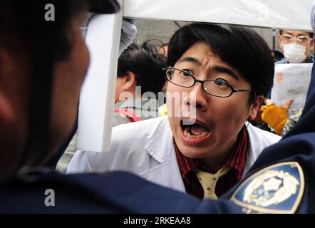 Bildnummer: 55162042  Datum: 31.03.2011  Copyright: imago/Xinhua (110331) -- TOKYO, March 31, 2011 (Xinhua) -- A protester confronts with policemen in front of the headquarters of Tokyo Electric Power Company, Inc. (TEPCO) during an anti-nuclear march in Tokyo, Japan, March 31, 2011. (Xinhua/Ji Chunpeng) (ypf) JAPAN-TOKYO-PROTEST-ANTI NUCLEAR PUBLICATIONxNOTxINxCHN Gesellschaft JPN Erdbeben Energie Atomenergie Reaktor Kraftwerk Atomreaktor AKW Atomunfall Störfall Gau Nuklearkrise Demo Protest Einheimische xo0x kbdig xub 2011 quer premiumd    Bildnummer 55162042 Date 31 03 2011 Copyright Imago Stock Photo