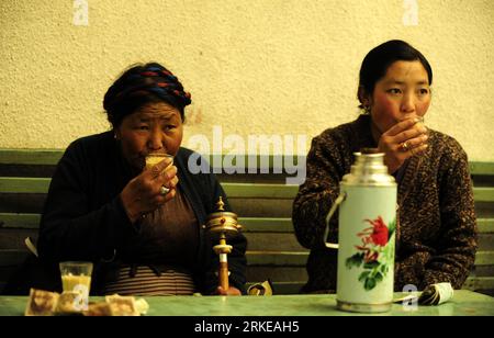 Bildnummer: 55178934 Datum: 31.03.2011 Copyright: imago/Xinhua (110331) -- LHASA, 31 marzo 2011 Xinhua) -- madre tibetana (L) e figlia (R) bevono tè dolce in una casa da tè a Lhasa, regione autonoma Tibet della Cina sud-occidentale, 31 marzo 2011. Come parte della cultura tibetana, bere il tè dolce in una sala da tè è stato uno stile di vita indispendibile per molte persone locali. Il tè dolce tibetano, originato dal tè nero britannico, viene portato per la prima volta in Tibet dagli inglesi nel XIX secolo. Il tradizionale tè dolce tibetano contiene solo latte, tè nero e zucchero. (Xinhua/Jiang Hongjing) (lfj) CHINA-LHASA-TIB Foto Stock