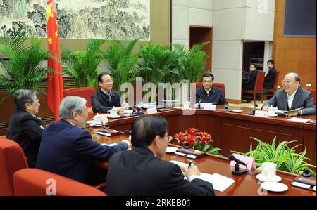 Bildnummer: 55179356  Datum: 01.04.2011  Copyright: imago/Xinhua (110401) -- BEIJING, April 1, 2011 (Xinhua) -- Chinese Premier Wen Jiabao speaks as he attends a meeting to listen to a report based on research work by academicians and experts with the Chinese Academy of Engineering (CAE) on the comprehensive development of coastal areas and islands of east China s Zhejiang Province, in Beijing, capital of China, April 1, 2011. Wen Jiabao on Friday said China should explore and utilize ocean resources scientifically and quicken the development of the marine economy. (Xinhua/Liu Jiansheng) (zhs) Stock Photo