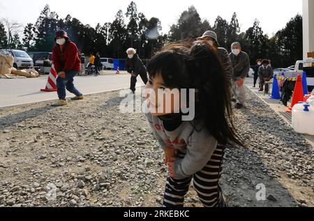 Bildnummer: 55204059 Datum: 02.04.2011 Copyright: imago/Xinhua RIKUZENTAKATA (Giappone), 2 aprile 2011 (Xinhua) -- Ki Haru, una ragazza giapponese di 4 anni fa esercizi fisici con altri regugees in un campo profughi improvvisato a Rikuzentakata, una delle città più colpite dal terremoto di magnitudo 9 di venerdì e dal conseguente tsunami, prefettura di Iwate, Giappone, 2 aprile 2011. La città costiera di Rikuzentakata nella prefettura di Iwate fu devastata da un'onda dello tsunami, il paesaggio era praticamente sommerso, con solo pochi edifici rimasti nell'area urbana. (Xinhua/Ji Chunpeng) (zyw)) GIAPPONE-RIKUZENTAKATA-REFUGEE CA Foto Stock