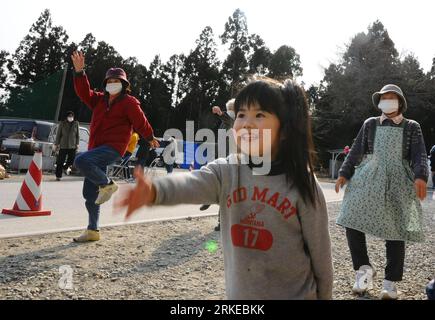 Bildnummer: 55204057 Datum: 02.04.2011 Copyright: imago/Xinhua RIKUZENTAKATA (Giappone), 2 aprile 2011 (Xinhua) -- Ki Haru, una ragazza giapponese di 4 anni fa esercizi fisici con altri rifugiati in un campo profughi improvvisato a Rikuzentakata, una delle città più colpite dal terremoto di magnitudo 9 di venerdì e dal conseguente tsunami, prefettura di Iwate, Giappone, 2 aprile 2011. La città costiera di Rikuzentakata nella prefettura di Iwate fu devastata da un'onda dello tsunami, il paesaggio era praticamente sommerso, con solo pochi edifici rimasti nell'area urbana. (Xinhua/Ji Chunpeng) (zyw)) GIAPPONE-RIKUZENTAKATA-REFUGEE CA Foto Stock