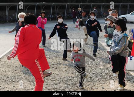 Bildnummer: 55204058 Datum: 02.04.2011 Copyright: imago/Xinhua RIKUZENTAKATA (Giappone), 2 aprile 2011 (Xinhua) - Ki Haru (C), una bambina giapponese di 4 anni gioca in un campo profughi improvvisato a Rikuzentakata, una delle città più colpite dal terremoto di magnitudo 9 di venerdì e conseguente tsunami, prefettura di Iwate, Giappone, 2 aprile 2011. La città costiera di Rikuzentakata nella prefettura di Iwate fu devastata da un'onda dello tsunami, il paesaggio era praticamente sommerso, con solo pochi edifici rimasti nell'area urbana. (Xinhua/Ji Chunpeng) (zyw)) GIAPPONE-RIKUZENTAKATA-CAMPO PROFUGHI-KID-KI HARU PUBLICATIONxNOTxINxC Foto Stock