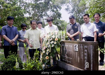 Bildnummer: 55224150  Datum: 04.04.2011  Copyright: imago/Xinhua (110404) -- COLOMBO, April 4, 2011 (Xinhua) -- Staff members of Chinese embassy to Sri Lanka pay a silent tribute in front of the tomb of female Chinese diplomat Chen Yimi who worked at Chinese embassy to Sri Lanka for ten years and died in Colombo, at a cemetery in Colombo, Sri Lanka, April 4, 2011. (Xinhua/Liu Yongqiu)(axy) SRI LANKA-COLOMBO-CHINESE EMBASSY-DIPLOMAT-TOMB-VISIT PUBLICATIONxNOTxINxCHN Gesellschaft Politik Grab Reinigung kbdig xsk 2011 quer   o0 Grab Friedhof People Politik    Bildnummer 55224150 Date 04 04 2011 C Stock Photo