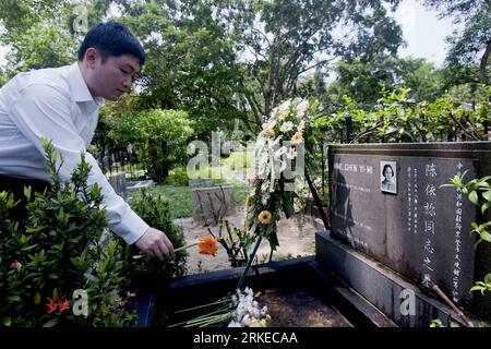 Bildnummer: 55224149 Datum: 04.04.2011 Copyright: imago/Xinhua (110404) -- COLOMBO, 4 aprile 2011 (Xinhua) -- un membro dell'ambasciata cinese in Sri Lanka offre un fiore di fronte alla tomba della diplomatica cinese Chen Yimi che ha lavorato all'ambasciata cinese in Sri Lanka per dieci anni ed è morta a Colombo, in un cimitero a Colombo, Sri Lanka, il 4 aprile 2011. (Xinhua/Liu Yongqiu)(axy) SRI LANKA-COLOMBO-CHINESE EMBASSY-DIPLOMAT-TOMB-VISIT PUBLICATIONxNOTxINxCHN Gesellschaft Politik Grab Reinigung kbdig xsk 2011 quer o0 Grab Friedhof People Politik Bildnummer 55224149 Date 04 04 04 2011 Copyright IM Foto Stock