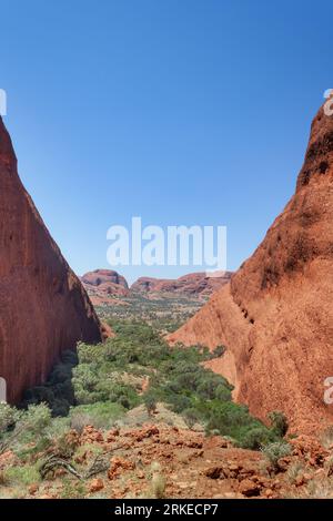 Vista gratificante lungo il sentiero escursionistico della Valle dei Venti tra Olgas, Northern Territory, Australia Foto Stock