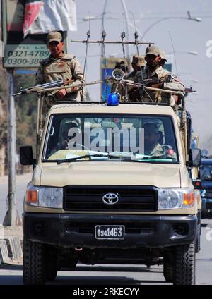 Bildnummer: 55236392 Datum: 05.04.2011 Copyright: imago/Xinhua (110405) -- LAHORE, 5 aprile 2011 (Xinhua) -- pattuglia personale di sicurezza sulla strada in Pakistan S Lahore il 5 aprile 2011. Un alto allarme di sicurezza è stato emesso a Lahore dopo tre attentati suicidi nella provincia meridionale del Punjab il 3 aprile 2011, che hanno ucciso almeno 56 persone. (Xinhua/Jamil Ahmed) (lyi) PAKISTAN-LAHORE-SECURITY PUBLICATIONxNOTxINxCHN Gesellschaft Sicherheitskräfte kbdig xsk 2011 hoch o0 Patrouille, Sicherheit Bildnummer 55236392 Data 05 04 2011 Copyright Imago XINHUA Lahore 5 aprile 2011 XINHUA Security Patrol o Foto Stock