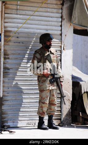 Bildnummer: 55236394 Datum: 05.04.2011 Copyright: imago/Xinhua (110405) -- LAHORE, 5 aprile 2011 (Xinhua) -- Un personale di sicurezza è in allerta sulla strada a Lahore in Pakistan il 5 aprile 2011. Un alto allarme di sicurezza è stato emesso a Lahore dopo tre attentati suicidi nella provincia meridionale del Punjab il 3 aprile 2011, che hanno ucciso almeno 56 persone. (Xinhua/Jamil Ahmed) (lyi) PAKISTAN-LAHORE-SECURITY PUBLICATIONxNOTxINxCHN Gesellschaft Sicherheitskräfte kbdig xsk 2011 hoch o0 Patrouille, Sicherheit Bildnummer 55236394 Data 05 04 2011 Copyright Imago XINHUA Lahore 5 aprile 2011 XINHUA a Security Foto Stock