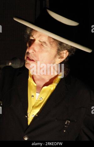 Bildnummer: 55240960 Datum: 06.04.2011 Copyright: imago/Xinhua (110407) - PECHINO, 7 aprile 2011 (Xinhua) - il cantante statunitense Bob Dylan si esibisce sul palco del Workers Gymnasium di Pechino, capitale della Cina, 6 aprile 2011. L'icona della musica americana ha dato il via al suo primo concerto in Cina a Pechino mercoledì sera. (Xinhua/Huang Zhen)(xzj) CHINA-BEIJING-BOB DYLAN-CONCERT (CN) PUBLICATIONxNOTxINxCHN Kultur People Musik Aktion kbdig xub 2011 hoch premiumd o0 Porträt Bildnummer 55240960 Date 06 04 2011 Copyright Imago XINHUA Beijing April 7 2011 XINHUA U S Singer Bob Dylan si esibisce SUL palco AT T. Foto Stock