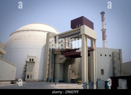 110409 -- TEHERAN, 9 aprile 2011 Xinhua -- foto scattata il 21 agosto 2010 mostra una vista della centrale nucleare di Bushehr nel sud dell'Iran. Il ministro degli Esteri iraniano Ali-Akbar Salehi ha confermato sabato che il combustibile viene ricaricato nella centrale nucleare di Bushehr, dicendo che il reattore della centrale raggiungerà la fase critica tra il 5 e il 10 maggio. Xinhua/Ahmad Halabisaz zw IRAN-BUSHEHR NUCLEAR POWER-FUEL RELOAD-FILE PUBLICATIONxNOTxINxCHN Foto Stock