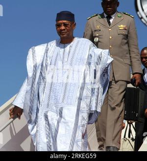 Bildnummer: 55251145  Datum: 10.04.2011  Copyright: imago/Xinhua (110410) -- TRIPOLI, April 10, 2011 (Xinhua) -- President of Mali Amadou Toumani Toure arrives at the airport in Tripoli, capital of Libya, April 10, 2011. An African delegation arrived in Libya on Sunday to try to negotiate a truce between xGaddafix s forces and rebels seeking to oust him. (Xinhua/Hamza Turkia) LIBYA-TRIPOLI-xGADDAFIx-AFRICAN DELEGATION PUBLICATIONxNOTxINxCHN People Politik premiumd kbdig xkg 2011 quadrat    Bildnummer 55251145 Date 10 04 2011 Copyright Imago XINHUA  Tripoli April 10 2011 XINHUA President of Mal Stock Photo