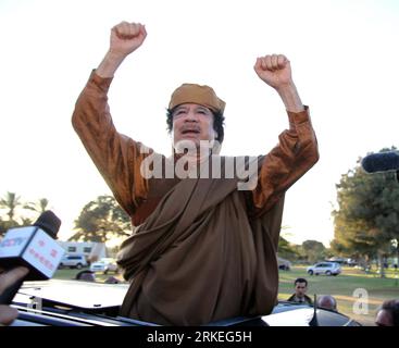 (110410) -- TRIPOLI, 10 aprile 2011 (Xinhua) -- il leader libico Muammar Gheddafi reagisce nella sua auto dopo aver incontrato la delegazione africana, che è arrivata in Libia per cercare di negoziare una tregua tra le forze di Kadhafi e i ribelli cercando di cacciarlo, a Tripoli, capitale della Libia, 10 aprile 2011. (Xinhua/Hamza Turkia) LIBIA-TRIPOLI-GHEDDAFI-AFRICAN DELEGAZIONE PUBLICATIONxNOTxINxCHN 110410 Tripoli 10 aprile 2011 il leader libico di XINHUA Muammar Gheddafi reagisce nella sua auto dopo aver incontrato la delegazione africana arrivata in Libia per cercare di negoziare una tregua tra le forze di Kadhafi e ribelli che cercano di farlo Foto Stock