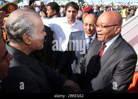 Bildnummer: 55251146 Datum: 10.04.2011 Copyright: imago/Xinhua (110410) -- TRIPOLI, 10 aprile 2011 (Xinhua) -- il presidente del Sudafrica Jacob Zuma (R) arriva a Tripoli, capitale della Libia, 10 aprile 2011. Una delegazione africana è arrivata in Libia domenica per cercare di negoziare una tregua tra le forze di xGaddafix e i ribelli che cercano di cacciarlo. (Xinhua/Hamza Turkia) LIBIA-TRIPOLI-xGADDAFIx-DELEGAZIONE AFRICANA PUBLICATIONxNOTxINxCHN persone Politik premiumd kbdig xkg 2011 quer Bildnummer 55251146 Data 10 04 2011 Copyright Imago XINHUA Tripoli aprile 10 2011 XINHUA Presidente del Sudafrica Jacob Foto Stock