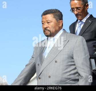 Bildnummer: 55251147 Datum: 10.04.2011 Copyright: imago/Xinhua (110410) -- TRIPOLI, 10 aprile 2011 (Xinhua) -- il presidente della Commissione dell'Unione africana Jean Ping arriva a Tripoli, capitale della Libia, 10 aprile 2011. Una delegazione africana è arrivata in Libia domenica per cercare di negoziare una tregua tra le forze di xGaddafix e i ribelli che cercano di cacciarlo. (Xinhua/Hamza Turkia) LIBIA-TRIPOLI-xGADDAFIx-DELEGAZIONE AFRICANA PUBLICATIONxNOTxINxCHN People Politik premiumd kbdig xkg 2011 quadrat Bildnummer 55251147 Data 10 04 2011 Copyright Imago XINHUA Tripoli aprile 10 2011 XINHUA Presidente della A. Foto Stock