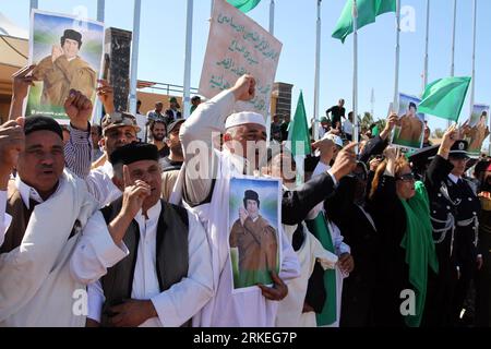 Bildnummer: 55251152  Datum: 10.04.2011  Copyright: imago/Xinhua (110410) -- TRIPOLI, April 10, 2011 (Xinhua) -- Supporters of Libyan leader xGaddafix show their support to xGaddafix upon the arrival of the African Union delegation, who came here to negotiate a truce between xGaddafix s forces and rebels seeking to oust him, in Tripoli, capital of Libya, April 10, 2011. (Xinhua/Hamza Turkia) LIBYA-TRIPOLI-xGADDAFIx-AFRICAN DELEGATION PUBLICATIONxNOTxINxCHN Politik Demo kbdig xkg 2011 quer o0 Entschlossenheit, Kampf, Anhänger    Bildnummer 55251152 Date 10 04 2011 Copyright Imago XINHUA  Tripol Stock Photo