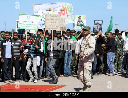 Bildnummer: 55251156  Datum: 10.04.2011  Copyright: imago/Xinhua (110410) -- TRIPOLI, April 10, 2011 (Xinhua) -- Supporters of Libyan leader xGaddafix show their support to xGaddafix upon the arrival of the African Union delegation, who came here to negotiate a truce between xGaddafix s forces and rebels seeking to oust him, in Tripoli, capital of Libya, April 10, 2011. (Xinhua/Hamza Turkia) LIBYA-TRIPOLI-xGADDAFIx-AFRICAN DELEGATION PUBLICATIONxNOTxINxCHN Politik Demo kbdig xkg 2011 quer premiumd o0 Anhänger    Bildnummer 55251156 Date 10 04 2011 Copyright Imago XINHUA  Tripoli April 10 2011 Stock Photo