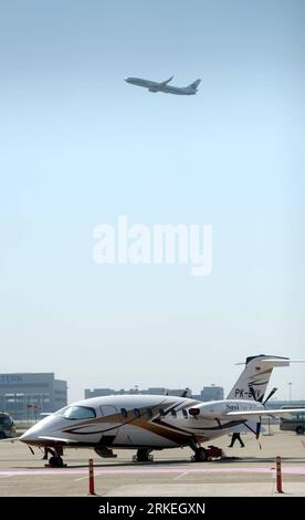 Bildnummer: 55255929  Datum: 12.04.2011  Copyright: imago/Xinhua (110412) -- SHANGHAI, April 12, 2011 (Xinhua) -- A business aircraft is seen at the Shanghai Hongqiao International Airport in Shanghai, east China, April 12, 2011. The 2011 Shanghai International Business Aviation Show will be held at the business aviation center of the Hongqiao airport from April 13 to 15. (Xinhua)(wyo) CHINA-SHANGHAI-SIBAS (CN) PUBLICATIONxNOTxINxCHN Wirtschaft Luftfahrtausstellung kbdig xkg 2011 hoch o0 Flughafen, Flugzeug, Luftfahrt, Privatjet    Bildnummer 55255929 Date 12 04 2011 Copyright Imago XINHUA  Sh Stock Photo