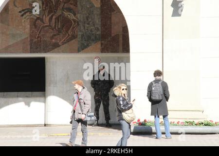 Bildnummer: 55257262 Datum: 12.04.2011 Copyright: imago/Xinhua (110412) -- MINSK, 12 aprile 2011 (Xinhua) -- guardie di polizia vicino all'ingresso della stazione della metropolitana di Minsk, capitale della Bielorussia, 12 aprile 2011. Il bilancio delle vittime nell'esplosione della metropolitana di Minsk è aumentato a 12, poiché una delle vittime è morta di notte, il Centro per l'informazione e le relazioni pubbliche della Bielorussia KGB ha detto in una dichiarazione martedì mattina. (Xinhua) (zcc) BELARUS-MINSK-BLAST-GUARD PUBLICATIONxNOTxINxCHN Politik Gesellschaft Anschlag Terroranschlag U Bahn kbdig xkg 2011 quer o0 Polizei Polizist Sicherheit Bildnummer 55257262 Data 12 04 Foto Stock