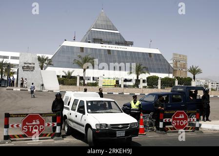 Bildnummer: 55259063 Datum: 13.04.2011 Copyright: imago/Xinhua (110413) -- SHARM EL-SHEIKH (EGITTO), 13 aprile 2011 (Xinhua) -- poliziotti egiziani stanno di guardia fuori dall'ospedale di Sharm el-Sheikh dove l'ex presidente egiziano Hosni xMubarakx è stato ricoverato a Sharm el-Sheikh, Egitto, il 13 aprile 2011. L'ex presidente egiziano Hosni xMubarakx è stato ricoverato martedì a Sharm el-Sheikh dopo aver subito un attacco di cuore durante l'interrogatorio da parte dei pubblici ministeri, la TV di stato ha riferito. (Xinhua/Wissam Nassar) (lr) EGYPT-SHARM EL-SHEIKH-xMUBARAKx-HOSPITAL PUBLICATIONxNOTxINxCHN Politik People Festn Foto Stock