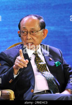 Bildnummer: 55259105 Datum: 13.04.2011 Copyright: imago/Xinhua (110413) -- BOAO, 13 aprile 2011 (Xinhua) -- Fidel Valdez Ramos, ex Forum di Boao per l'Asia (BFA) Presidente del Consiglio di amministrazione ed ex Presidente delle Filippine, parla ad un programma di dialogo a Boao, nella provincia di Hainan nel sud della Cina, 13 aprile 2011. Fidel Valdez Ramos, ex presidente del Consiglio di amministrazione del Boao Forum for Asia (BFA) ed ex presidente delle Filippine, e Long Yongtu, ex segretario generale della BFA, hanno partecipato al programma televisivo parlando dello sviluppo decennale della BFA. (Xinhua/Hou Jiansen) (zhs) CHINA-hai Foto Stock