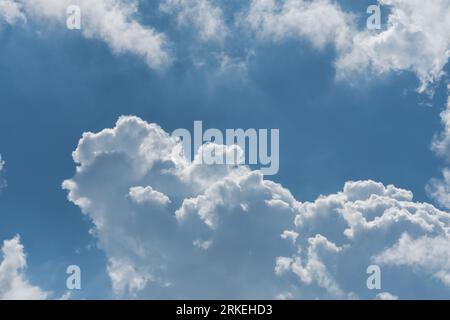 Una foto accattivante cattura la bellezza dei giorni nuvolosi, dove la tela del cielo è adornata con varie sfumature di nuvole, creando un'incantevole giocata Foto Stock