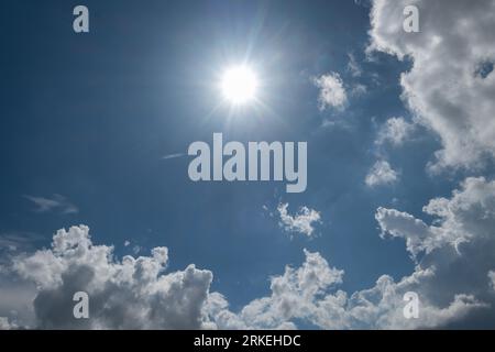 Una foto accattivante cattura la bellezza dei giorni nuvolosi, dove la tela del cielo è adornata con varie sfumature di nuvole, creando un'incantevole giocata Foto Stock