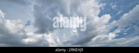 Una foto accattivante cattura la bellezza dei giorni nuvolosi, dove la tela del cielo è adornata con varie sfumature di nuvole, creando un'incantevole giocata Foto Stock