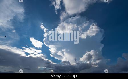 Una foto accattivante cattura la bellezza dei giorni nuvolosi, dove la tela del cielo è adornata con varie sfumature di nuvole, creando un'incantevole giocata Foto Stock