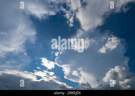 Una foto accattivante cattura la bellezza dei giorni nuvolosi, dove la tela del cielo è adornata con varie sfumature di nuvole, creando un'incantevole giocata Foto Stock