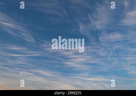 Una foto accattivante cattura la bellezza dei giorni nuvolosi, dove la tela del cielo è adornata con varie sfumature di nuvole, creando un'incantevole giocata Foto Stock